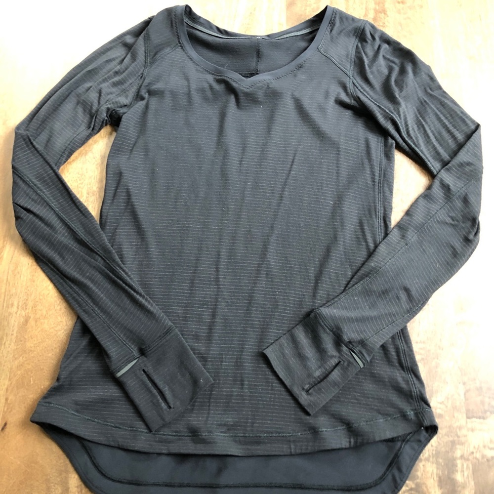 Lululemon size 2 long sleeve workout top
